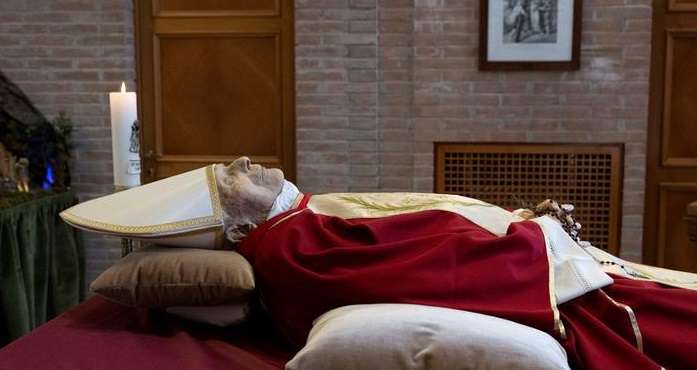 La capilla ardiente del papa Benedicto XVI