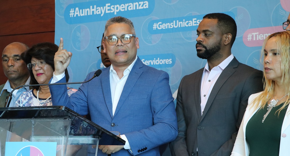 Carlos Peña se proclama el candidato presidencial de los evangélicos y católicos