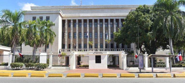Minerd facilita vehículos institucionales a Juntas Electorales de Santo Domingo Este y Oeste