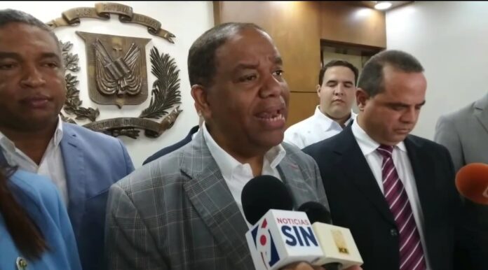 EL PLD y la FP denunciaron casos de boletas «pre marcadas» a favor de Luis Abinader.