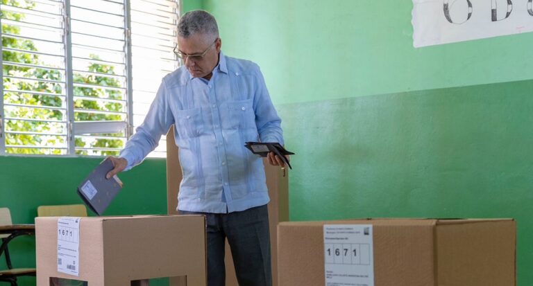 Manuel Jiménez acude a votar e insta a los dominicanos a ejercer ese deber democrático