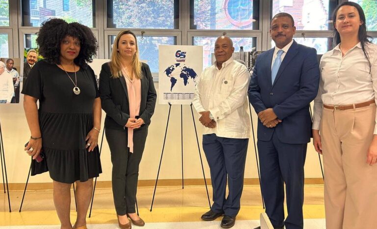 Exposición fotográfica de la Agencia Prensa Latina presente en el 26° Aniversario de Rosas del Congreso Hispanoamericano de Prensa en la Capital del mundo ciudad de Nueva York