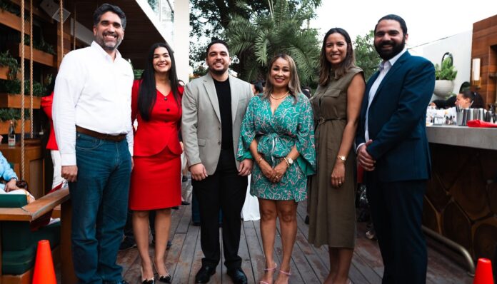 5038 Félix Morel, Michelle Sadhalá, Francisco Javier Durán, Heliana Medina, Melany Rodríguez y Gabriel Canahuat