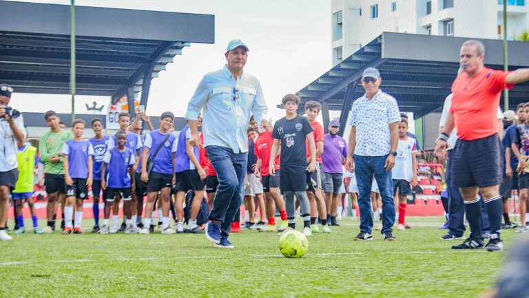 Alcaldía de Santiago organiza 50 partidos de fútbol de forma simultánea