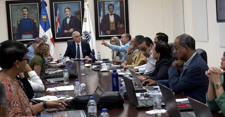 Luis Miguel De Camps encabeza tercera reunión de la Comisión para la Apertura del Año Escolar 2026-2027