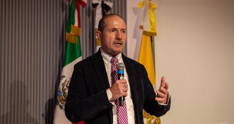 Conferencia para abordar la crisis de identidad en los jóvenes y las familias