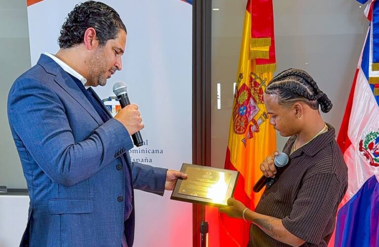 El Consulado Dominicano en Barcelona reconoce la historia de superación de Dalvin La Melodía