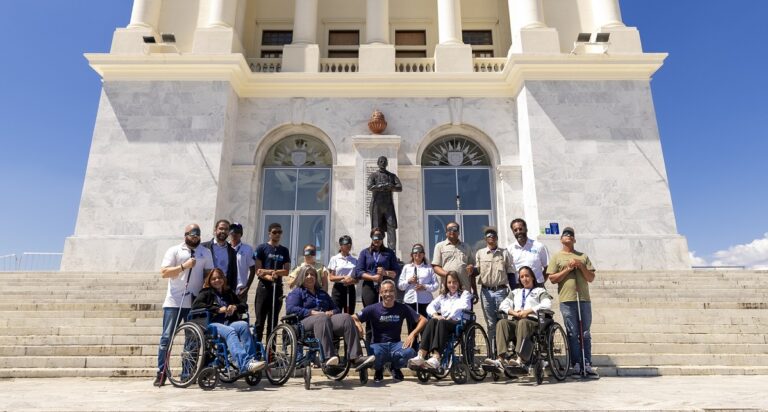 Entrenan empleados del Monumento de Santiago para atender a visitantes con discapacidad 