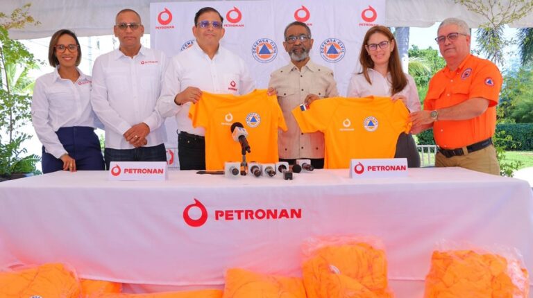 Defensa Civil recibe 3,000 t-shirts de Petronan para operativo Semana Santa 2026