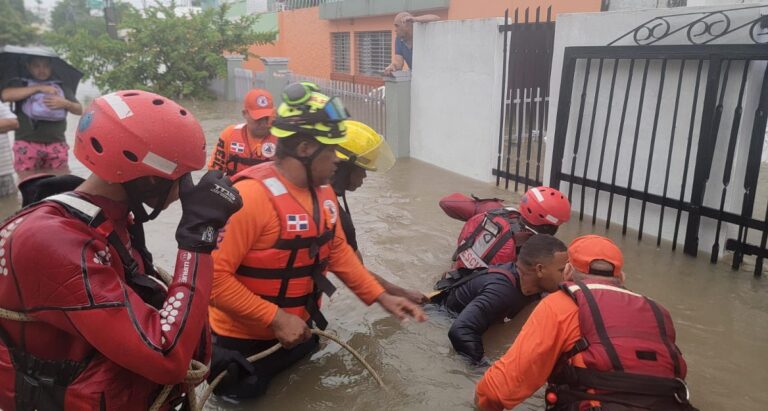 Defensa Civil atiende situaciones provocadas por las lluvias desde este martes