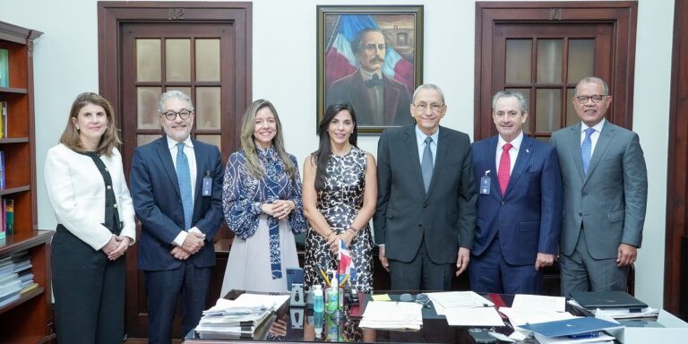 AMCHAMDR sostiene reunión con Consultor Jurídico del Poder Ejecutivo para abordar prioridades legislativas