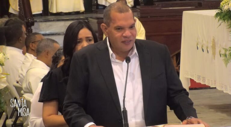 Carlos Guzmán reaparece leyendo Isaías en la Solemne misa Crismal ¿Coincidencia o mensaje para Santo Domingo Norte?