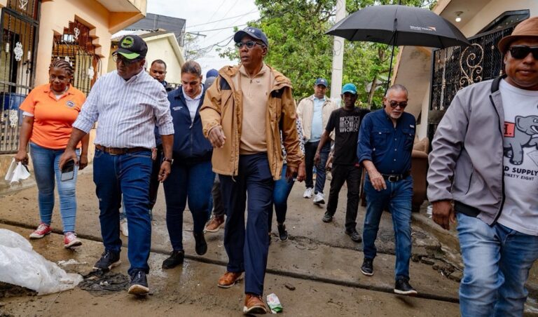 Director de DASAC encabeza recorrido por Los Alcarrizos y La Guáyiga tras daños provocados por inundaciones