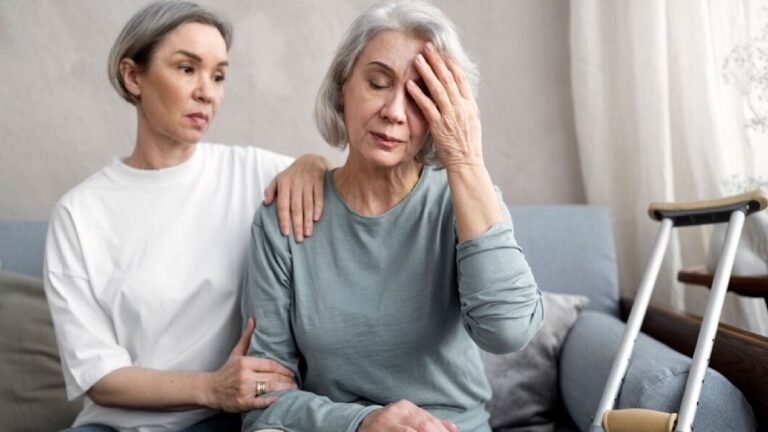 El Alzheimer podría avanzar más rápido en mujeres con proteínas asociadas al Parkinson, según estudio