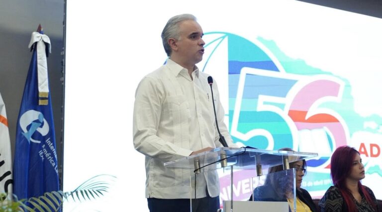 Luis Miguel De Camps reafirma compromiso con el magisterio y llama a garantizar la continuidad educativa durante congreso de la ADP